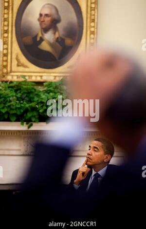 Präsident Barack Obama wird von Rahm Emanuels Arm während eines Treffens mit hochrangigen Beratern im Oval Office am 18. September 2009 umrahmt. (Offizielles Foto des Weißen Hauses von Pete Souza) Dieses offizielle Foto des Weißen Hauses wird nur zur Veröffentlichung durch Nachrichtenorganisationen und/oder zum persönlichen Druck durch die Betreffzeile(en) des Fotos zur Verfügung gestellt. Das Foto darf in keiner Weise manipuliert werden und darf nicht in kommerziellen oder politischen Materialien, Anzeigen, E-Mails, Produkten oder Werbeaktionen verwendet werden, die in irgendeiner Weise die Zustimmung oder Billigung des Präsidenten, der ersten Familie oder des Weißen Hou nahelege Stockfoto