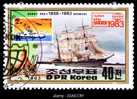 NORDKOREA - UM 1977: Eine in DVRK gedruckte Marke zeigt das Bild von Gorch Fock II, einem Hochschiff der deutschen Marine 1958 und Flagge Deutschlands, Serie Stockfoto