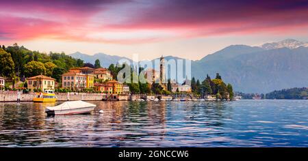 Buntes Sommerpanorama der Stadt Mezzegra. Dramatische Morgenszene am Comer See, Provinz Lombardei, Italien, Europa. Wunderschöner Sonnenaufgang im Stockfoto