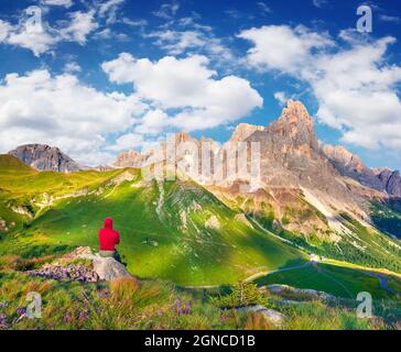 Bergsteiger bewundern den Blick auf den Gipfel von Pale di San Martino. Bunte Sommermorgen in den Dolomiten Alpen, San Martino di Castrozza Dorf Lage, I Stockfoto