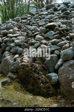 Ansicht SE of Clava NE Passage Grave, Inverness, Schottland, UK, zeigt den mit einem Becher markierten Randstein auf dem nördlichen Bogen des bronzezeitlichen Rundkairns. Stockfoto