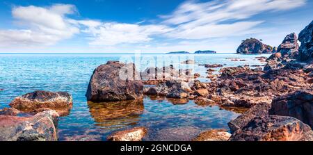 Malerische mediterrane Meereslandschaft in der Türkei. Panorama einer kleinen azurblauen Bucht in der Nähe des Dorfes Tekirova, Bezirk Kemer, Provinz Antalya. Die Schönheit von Stockfoto