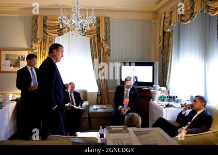 Präsident Barack Obama trifft sich mit dem Nationalen Sicherheitsberater General Jim Jones, dem stellvertretenden Nationalen Sicherheitsberater Tom Donilon, dem Pressesekretär Robert Gibbs und dem Stabschef Rahm Emanuel im Waldorf-Astoria Hotel während der Generalversammlung der Vereinten Nationen in New York am 24. September 2009. (Offizielles Foto des Weißen Hauses von Pete Souza) Dieses offizielle Foto des Weißen Hauses wird nur zur Veröffentlichung durch Nachrichtenorganisationen und/oder zum persönlichen Druck durch die Betreffzeile(en) des Fotos zur Verfügung gestellt. Das Foto darf in keiner Weise manipuliert werden und darf nicht in kommerziellen oder politischen Bereichen verwendet werden Stockfoto