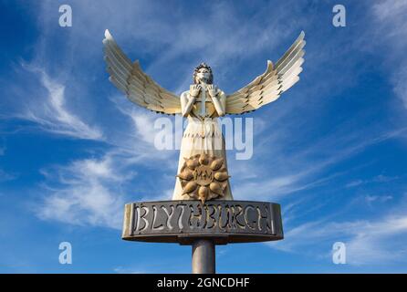 Das Schild „Winged Angel“ Blythburgh Village neben der Holy Trinity Church, Suffolk, England Stockfoto