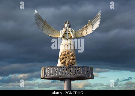 Das Schild „Winged Angel“ Blythburgh Village neben der Holy Trinity Church, Suffolk, England Stockfoto