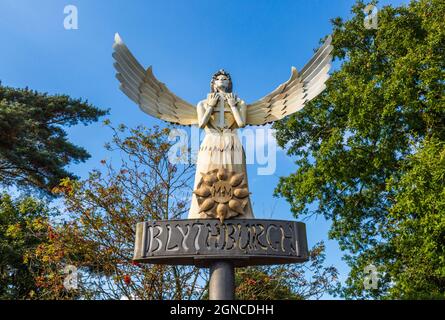 Das Schild „Winged Angel“ Blythburgh Village neben der Holy Trinity Church, Suffolk, England Stockfoto