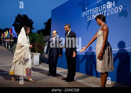 Präsident Barack Obama und First Lady Michelle Obama empfangen Premierminister Meles Zenawi aus Äthiopien und seine Frau, Azeb Mesfina, vor dem Gipfelessen im Phipps Conservatory and Botanical Gardens in Pittsburgh, Pennsylvania, 24. September 2009. (Offizielles Foto des Weißen Hauses von Pete Souza) Dieses offizielle Foto des Weißen Hauses wird nur zur Veröffentlichung durch Nachrichtenorganisationen und/oder zum persönlichen Druck durch die Betreffzeile(en) des Fotos zur Verfügung gestellt. Das Foto darf in keiner Weise manipuliert werden und darf nicht in kommerziellen oder politischen Materialien, Anzeigen, E-Mails, Produkten, Stockfoto