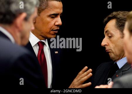 Präsident Barack Obama spricht mit dem französischen Präsidenten Nicolas Sarkozy und dem britischen Premierminister Gordon Brown während des G-20-Gipfels in Pittsburgh, Pennsylvania, 25. September 2009. (Offizielles Foto des Weißen Hauses von Pete Souza) Dieses offizielle Foto des Weißen Hauses wird nur zur Veröffentlichung durch Nachrichtenorganisationen und/oder zum persönlichen Druck durch die Betreffzeile(en) des Fotos zur Verfügung gestellt. Das Foto darf in keiner Weise manipuliert werden und darf nicht in kommerziellen oder politischen Materialien, Anzeigen, E-Mails, Produkten oder Werbeaktionen verwendet werden, die in irgendeiner Weise die Zustimmung oder Billigung des Präsidenten nahelege Stockfoto