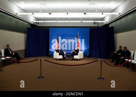 Präsident Barack Obama hält während des G-20-Gipfels in Pittsburgh, Pennsylvania, am 25. September 2009 ein bilaterales Treffen mit dem britischen Premierminister Gordon Brown ab. (Offizielles Foto des Weißen Hauses von Pete Souza) Dieses offizielle Foto des Weißen Hauses wird nur zur Veröffentlichung durch Nachrichtenorganisationen und/oder zum persönlichen Druck durch die Betreffzeile(en) des Fotos zur Verfügung gestellt. Das Foto darf in keiner Weise manipuliert werden und darf nicht in kommerziellen oder politischen Materialien, Anzeigen, E-Mails, Produkten oder Werbeaktionen verwendet werden, die in irgendeiner Weise die Zustimmung oder Billigung des P nahelege Stockfoto