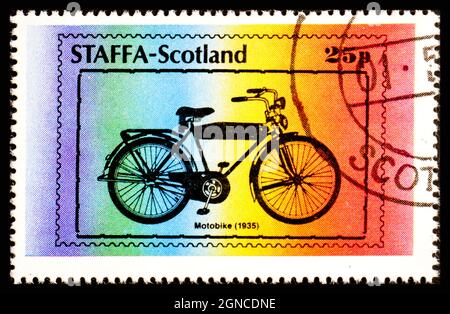 STAFFA, SCHOTTLAND - UM 1978: Eine in Schottland gedruckte Briefmarke zeigt Motobike 1935 Stockfoto