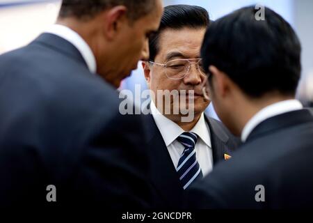 Präsident Barack Obama und der chinesische Präsident Hu Jintao beim G-20-Gipfel in Pittsburgh, Pennsylvania, 25. September 2009. (Offizielles Foto des Weißen Hauses von Pete Souza) Dieses offizielle Foto des Weißen Hauses wird nur zur Veröffentlichung durch Nachrichtenorganisationen und/oder zum persönlichen Druck durch die Betreffzeile(en) des Fotos zur Verfügung gestellt. Das Foto darf in keiner Weise manipuliert werden und darf nicht in kommerziellen oder politischen Materialien, Anzeigen, E-Mails, Produkten oder Werbeaktionen verwendet werden, die in irgendeiner Weise die Zustimmung oder Billigung des Präsidenten, der ersten Familie oder des Weißen Hauses nahelege. Stockfoto