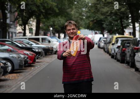 Berlin, Deutschland. September 2021. Der Aktivist Valentin Ihßen verteilt Wahlzettel für Campact in seiner Nachbarschaft. Quelle: Paul Zinken/dpa/Alamy Live News Stockfoto