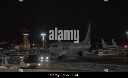 UTair Aircraft Pushback am Flughafen Wnukovo, Moskau Stockfoto