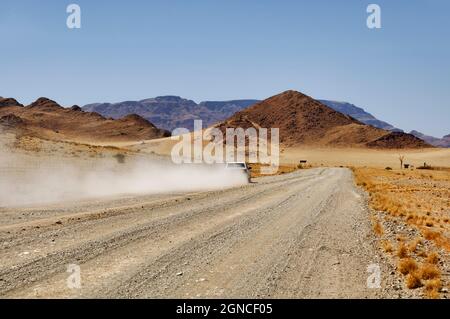 Blick im Spiegel: Auto auf der Straße C27 südlich von Sesriem, Wüste Namib, Bezirk, Region Hardap, Maltahöhe, Namibia Stockfoto