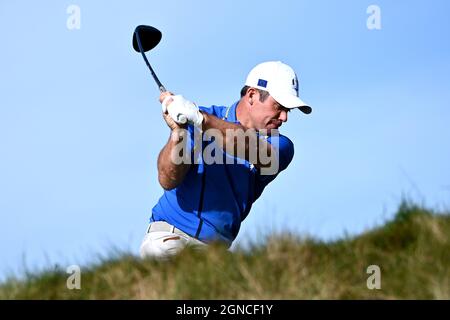 Paul Casey, der vom Team Europe gewonnen wurde, schlägt am ersten Tag des 43. Ryder Cups in Whistling Straits, Wisconsin, während der Vierer das neunte Loch ab. Bilddatum: Freitag, 24. September 2021. Stockfoto