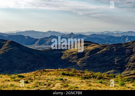 Khomas Highland in der Nähe von Nauchas: Blick vom Spreetshoogte Pass auf die Berge Rantberge, Windhoek District, Khomas Region, Namibia Stockfoto