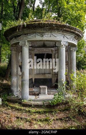 Verlassene Grabkammer - Kolumbarium im Wald Stockfoto