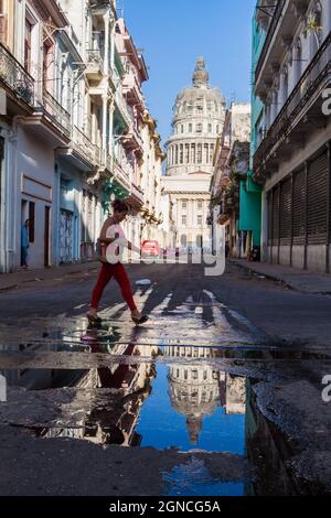 HAVANNA, KUBA - 21. FEB 2016: Straße von Barcelona, die zum Kapitol führt Stockfoto