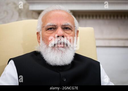 Washington DC, USA. September 2021. Der indische Premierminister Narendra Modi spricht mit Präsident Joe Biden während eines bilateralen Treffens vor dem Quad Leaders Summit im Oval Office im Weißen Haus in Washington, DC am Freitag, dem 24. September 2021. Foto von Sarahbeth Maney/UPI Credit: UPI/Alamy Live News Stockfoto