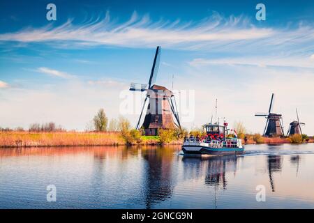 Berühmte Windmühlen im Kinderdijk Museum in Holland. Sonniger Frühlingsmorgen auf dem Land. Bunte Outdoor-Szene in den Niederlanden, Europa. UNESCO World her Stockfoto
