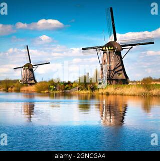 Berühmte Windmühlen im Kinderdijk Museum in Holland. Sonniger Frühlingsmorgen auf dem Land. Bunte Outdoor-Szene in den Niederlanden, Europa. UNESCO World her Stockfoto