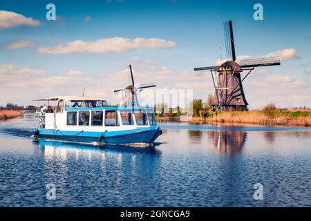 Berühmte Windmühlen im Kinderdijk Museum in Holland. Sonniger Frühlingsmorgen auf dem Land. Bunte Outdoor-Szene in den Niederlanden, Europa. UNESCO World her Stockfoto