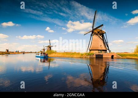 Berühmte Windmühlen im Kinderdijk Museum in Holland. Sonniger Frühlingsmorgen auf dem Land. Bunte Outdoor-Szene in den Niederlanden, Europa. UNESCO World her Stockfoto