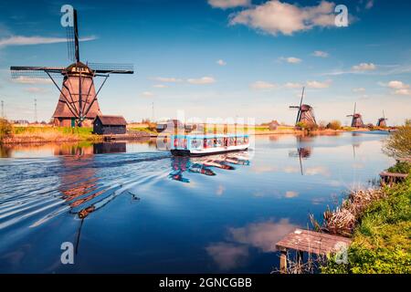 Berühmte Windmühlen im Kinderdijk Museum in Holland. Sonniger Frühlingsmorgen auf dem Land. Bunte Outdoor-Szene in den Niederlanden, Europa. UNESCO World her Stockfoto