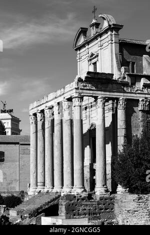 Schwarz-Weiß-Foto der alten römischen Säulen verwendet, um den Eingang der mittelalterlichen Kirche in Rom schmücken Stockfoto