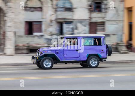 HAVANNA, KUBA - 22. FEB 2016: Oldtimer-Fahrten entlang der berühmten Küstenfahrt Malecon in Havanna Stockfoto