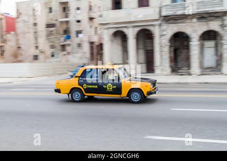 HAVANNA, KUBA - 22. FEB 2016: Sowjetische Lada-Taxis fahren entlang der berühmten Küstenfahrt Malecon in Havanna Stockfoto