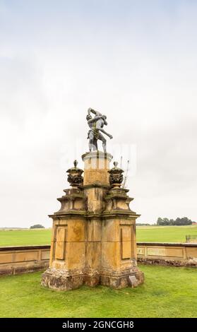 Die Hauptstatue Hercules und Antaeus wurde restauriert und auf dem Gelände von Castle Howard, Großbritannien, ausgestellt. Stockfoto