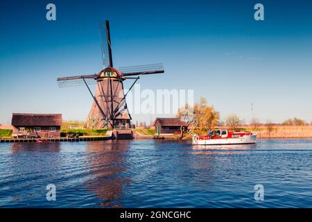 Berühmte Windmühlen im Kinderdijk Museum in Holland. Sonniger Frühlingsmorgen auf dem Land. Bunte Outdoor-Szene in den Niederlanden, Europa. UNESCO World her Stockfoto