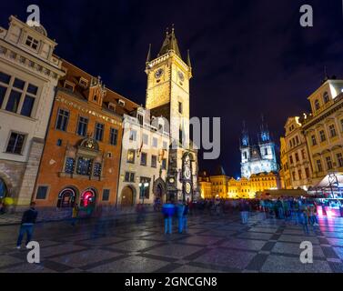 Tausende von Touristen, die in der Frühlingsnacht auf dem Altstädter Ring mit der Tyn-Kirche spazieren. Bunte Sityscape in der Hauptstadt der Tschechischen Republik - Prag, Europa Stockfoto