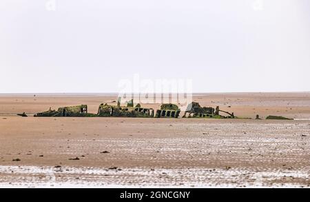 Verfallendes historisches Wrack des Zwergunterseeboots der XT-Klasse des Zweiten Weltkriegs, bei Ebbe im Sand begraben, Aberlady Bay, East Lothian, Schottland, Großbritannien Stockfoto