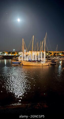 Hafen von Ayamonte bei Nacht Stockfoto