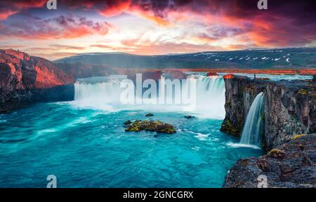 Unglaublich Sommermorgen Szene auf der Wasserfall Godafoss. Bunte sunrise auf der Skjalfandafljot Fluss, Island, Europa. Schönheit der Natur conce Stockfoto