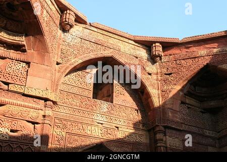 Iltutmish-Grab in Neu-delhi (indien) mit qutb-Minar geschlossen Stockfoto