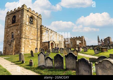 Church of St Mary, mit Friedhof und Grabsteinen, Whitby, North Yorkshire, England, Großbritannien Stockfoto