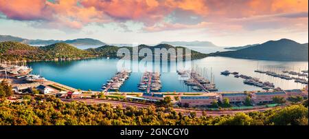 Ansicht aus der Vogelperspektive der Kas Stadt, Bezirk der Provinz Antalya in der Türkei, Asien. Farbenfrohe Frühling Panorama der kleinen mediterranen Yachting und t Stockfoto