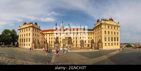 Hradcany Platz mit Matthias Tor, der Haupteingang zum ersten Innenhof der Prager Burg, Prag, Tschechische Republik Stockfoto