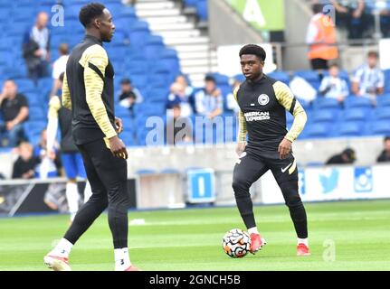 Tariq Lamptey von Brighton hat sich während des Premier League-Spiels zwischen Brighton und Hove Albion und Leicester City im American Express Community Stadium in Brighton, Großbritannien, am 19. September 2021, nur für redaktionelle Verwendung, einen Krieg angezettelt. Keine Verkaufsförderung. Für Football-Bilder gelten Einschränkungen für FA und Premier League. Keine Nutzung des Internets/Handys ohne FAPL-Lizenz - für Details wenden Sie sich an Football Dataco Stockfoto