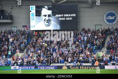 Tribut an Jimmy Greaves während des Premier League-Spiels zwischen Brighton und Hove Albion und Leicester City im American Express Community Stadium, Brighton, Großbritannien - 19. September 2021 - nur für redaktionelle Verwendung. Keine Verkaufsförderung. Für Football-Bilder gelten Einschränkungen für FA und Premier League. Keine Nutzung des Internets/Handys ohne FAPL-Lizenz - für Details wenden Sie sich an Football Dataco Stockfoto