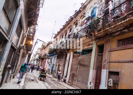 HAVANNA, KUBA - 23. FEB 2016: Blick auf eine Straße in der Altstadt von Havanna Stockfoto