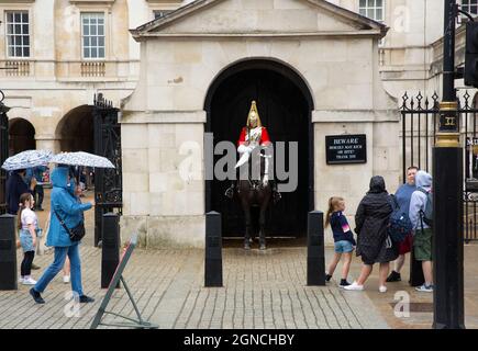 Touristen werden in Westminster, London, am Samstag, den 21. August 2021 gesehen. Stockfoto