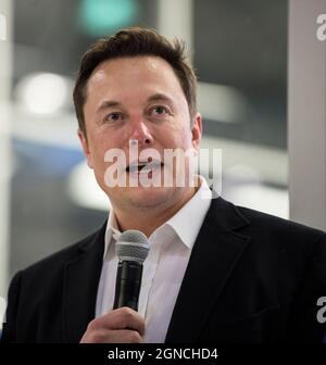 Der Chefingenieur von SpaceX, Elon Musk, beantwortet eine Frage der Presse vor dem Crew Dragon, der für die Demo-2-Mission vorbereitet wird, am Donnerstag, den 10. Oktober 2019 in Hawthorne, CA. Bildnachweis: (NASA/Aubrey Gemignani) eine optimierte und digital verbesserte Version eines NASA-Bildes vom NASA-Fotografen Aubrey Gemignani/ Credit NASA. Nur für redaktionelle Zwecke. Stockfoto