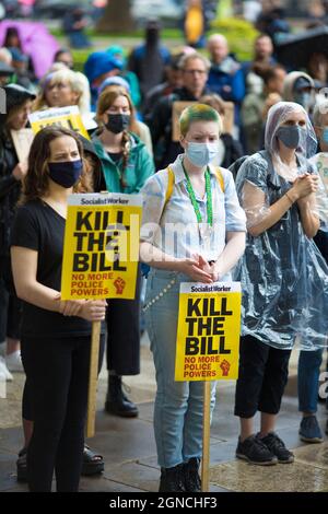 Die Teilnehmer versammeln sich während einer Kundgebung gegen das Gesetz über Polizei, Verbrechen, Verurteilung und Gerichte auf dem Parliament Square, London, 21. August 2021. Stockfoto