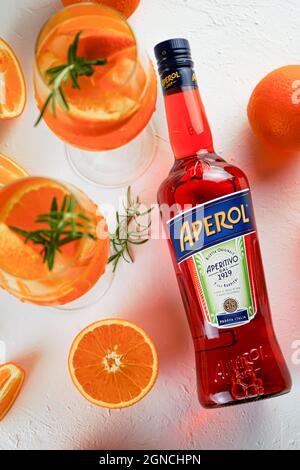 Italienische Tinktur Aperol für die Herstellung von Cocktail Aperol Spitz. Rot-orange Wein in einer Flasche. Alkoholisches Getränk. Aperitif mit Orangen und Kräutern. Essen immer noch Stockfoto