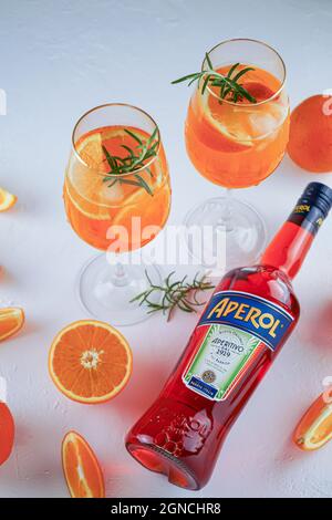 Italienische Tinktur Aperol für die Herstellung von Cocktail Aperol Spitz. Rot-orange Wein in einer Flasche. Alkoholisches Getränk. Aperitif mit Orangen und Kräutern. Essen immer noch Stockfoto