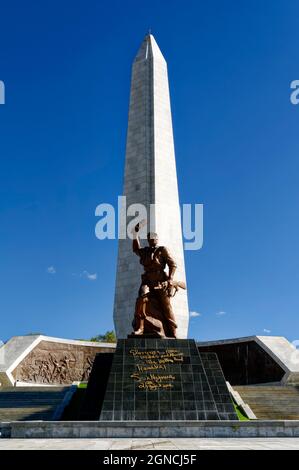 Kriegsdenkmal 'National Heroes' Acre' bei Windhoek: Obelisk und Soldatenstatue, Windhoek District, Khomas Region, Namibia Stockfoto